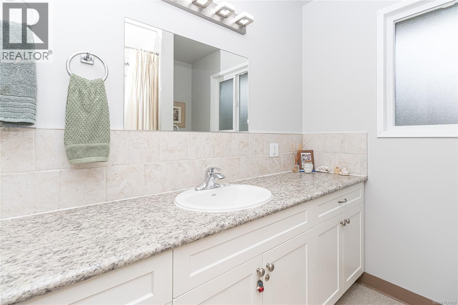 1512 MCRAE AVENUE Image 16