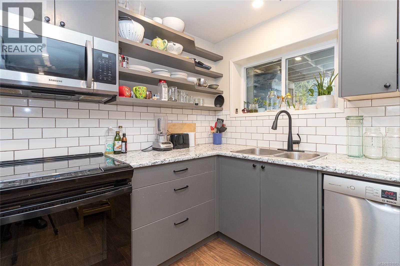 1512 MCRAE AVENUE Image 21