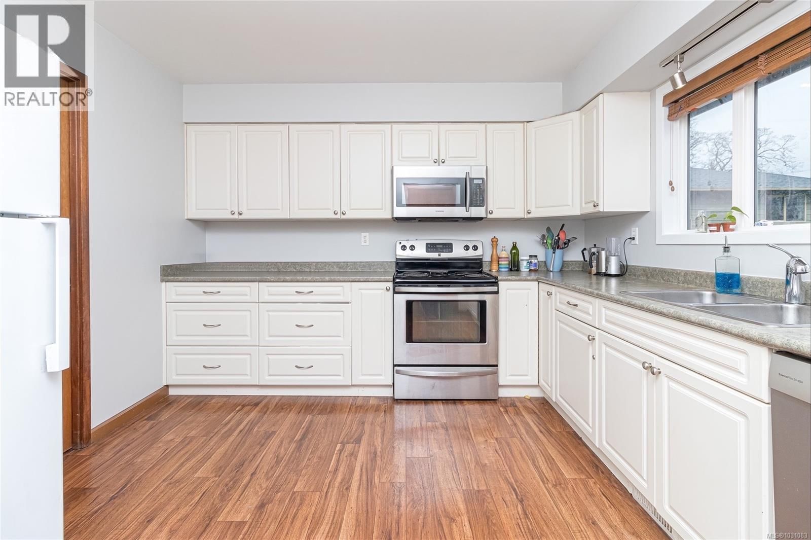 1512 MCRAE AVENUE Image 9