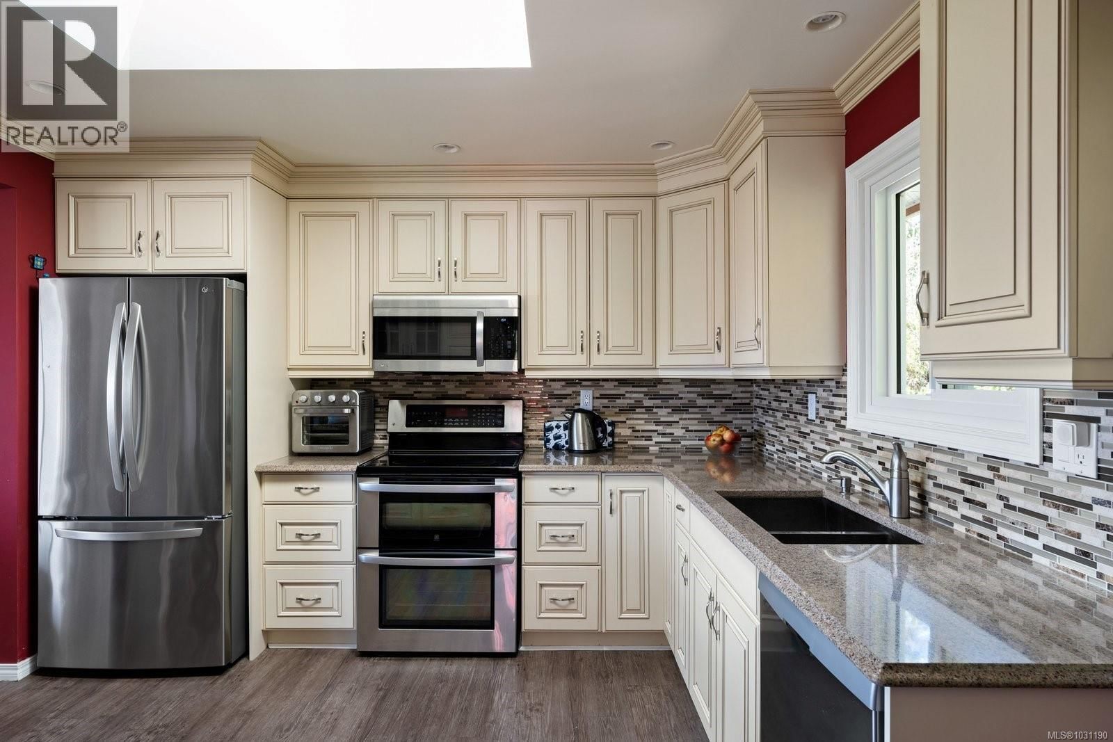 381 MONTCALM AVENUE Image 12