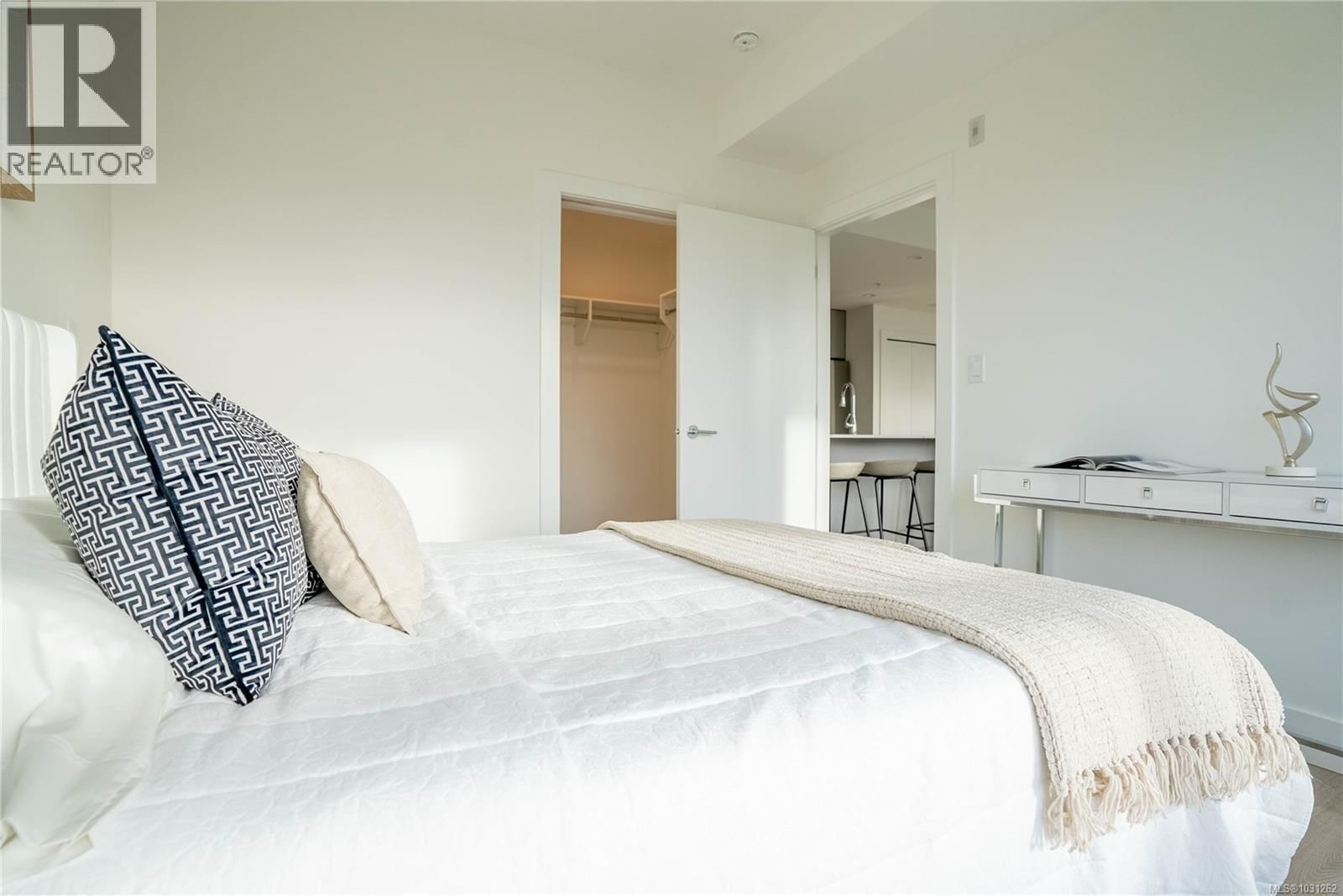 211 - 258 HELMCKEN ROAD Image 10