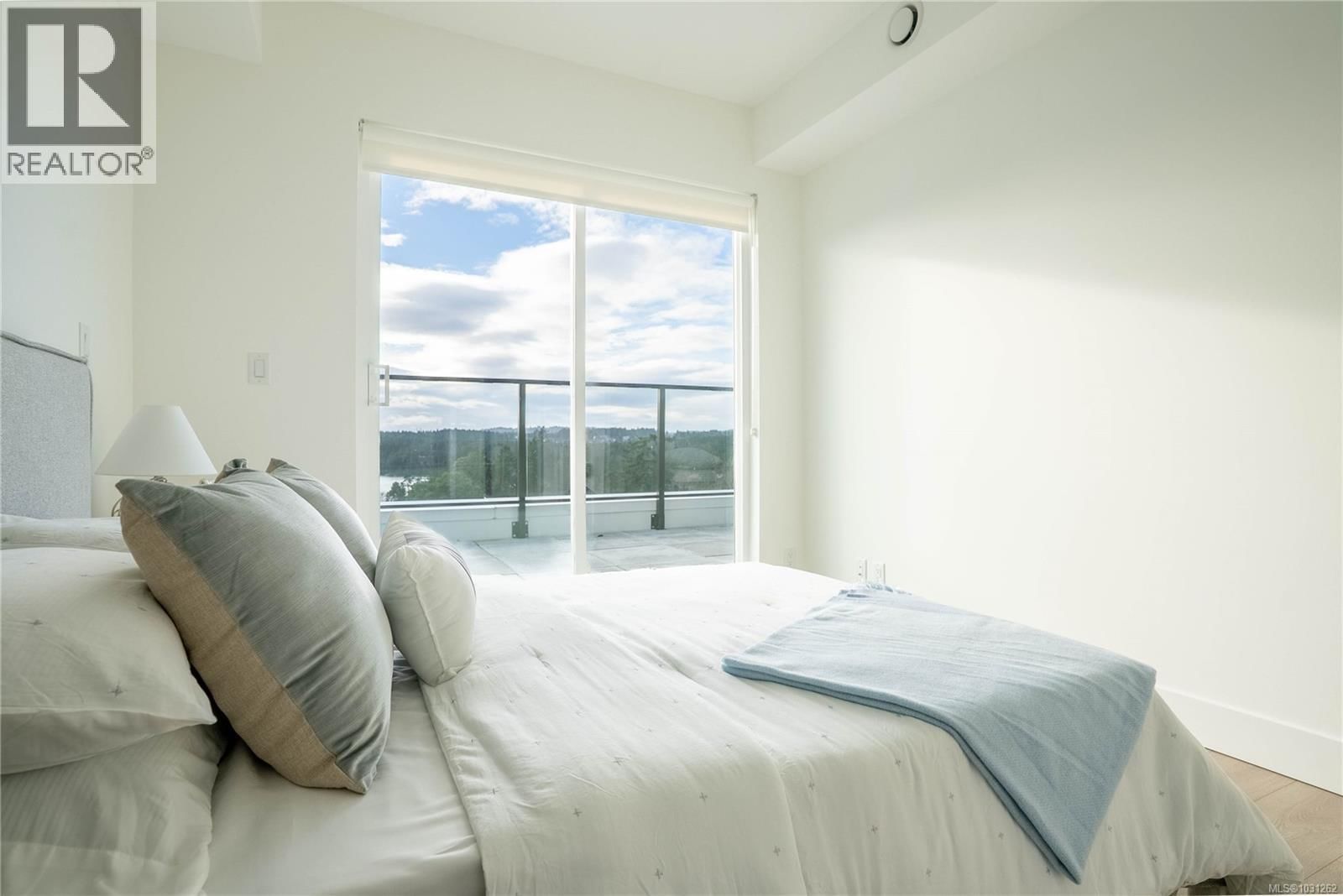 211 - 258 HELMCKEN ROAD Image 14