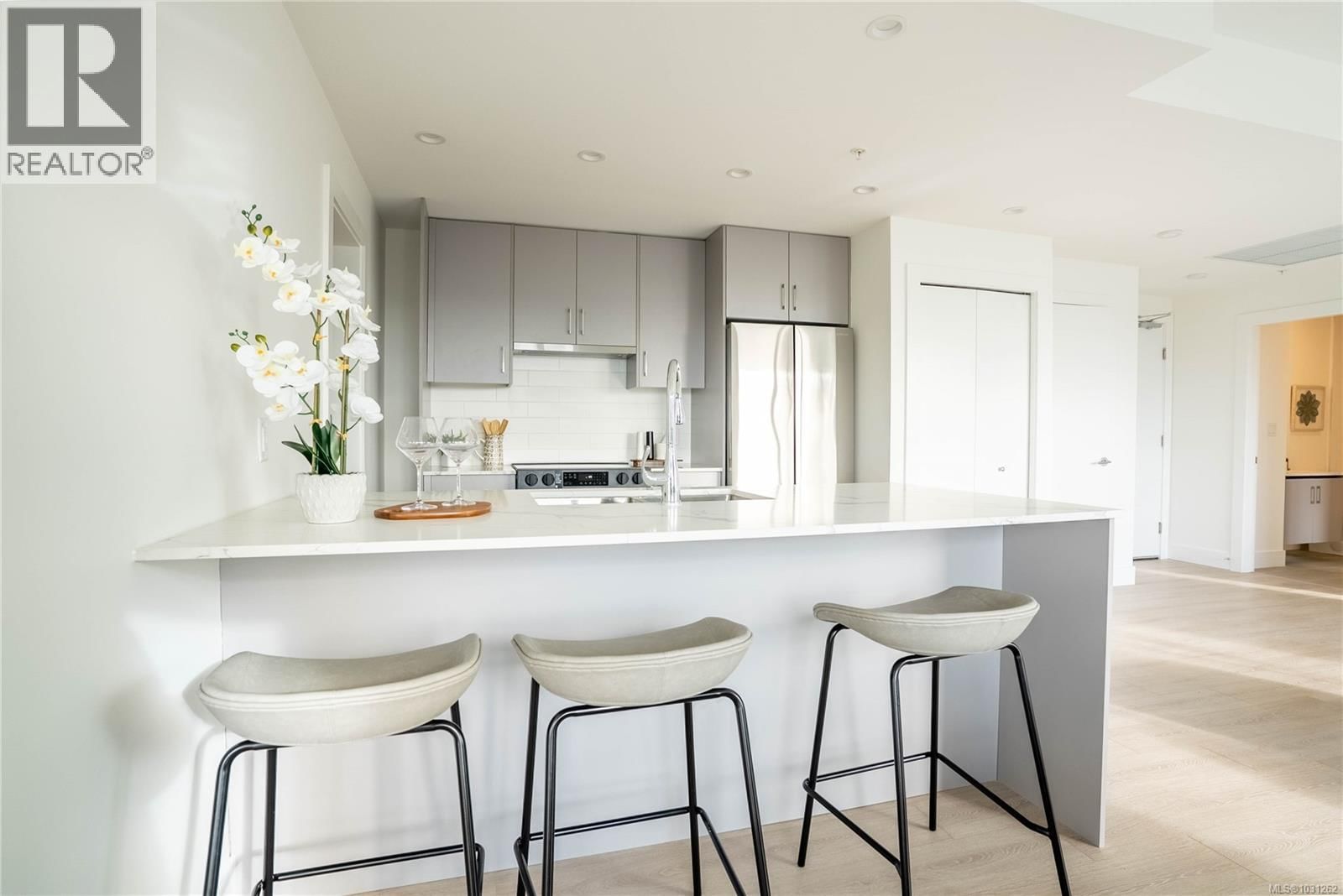 211 - 258 HELMCKEN ROAD Image 7