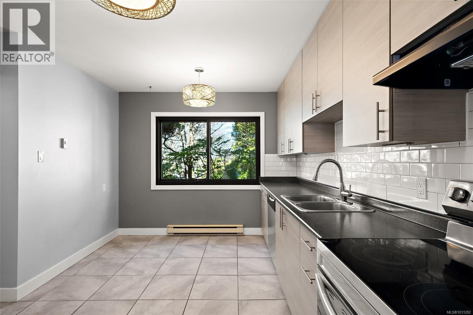 6 - 1464 FORT STREET Image 12