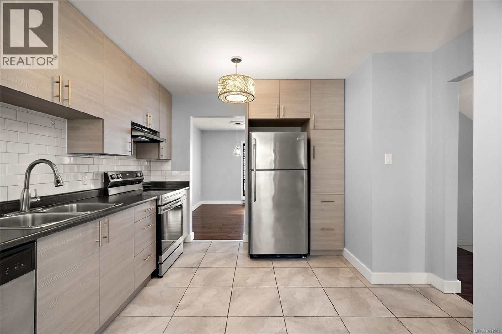 6 - 1464 FORT STREET Image 13