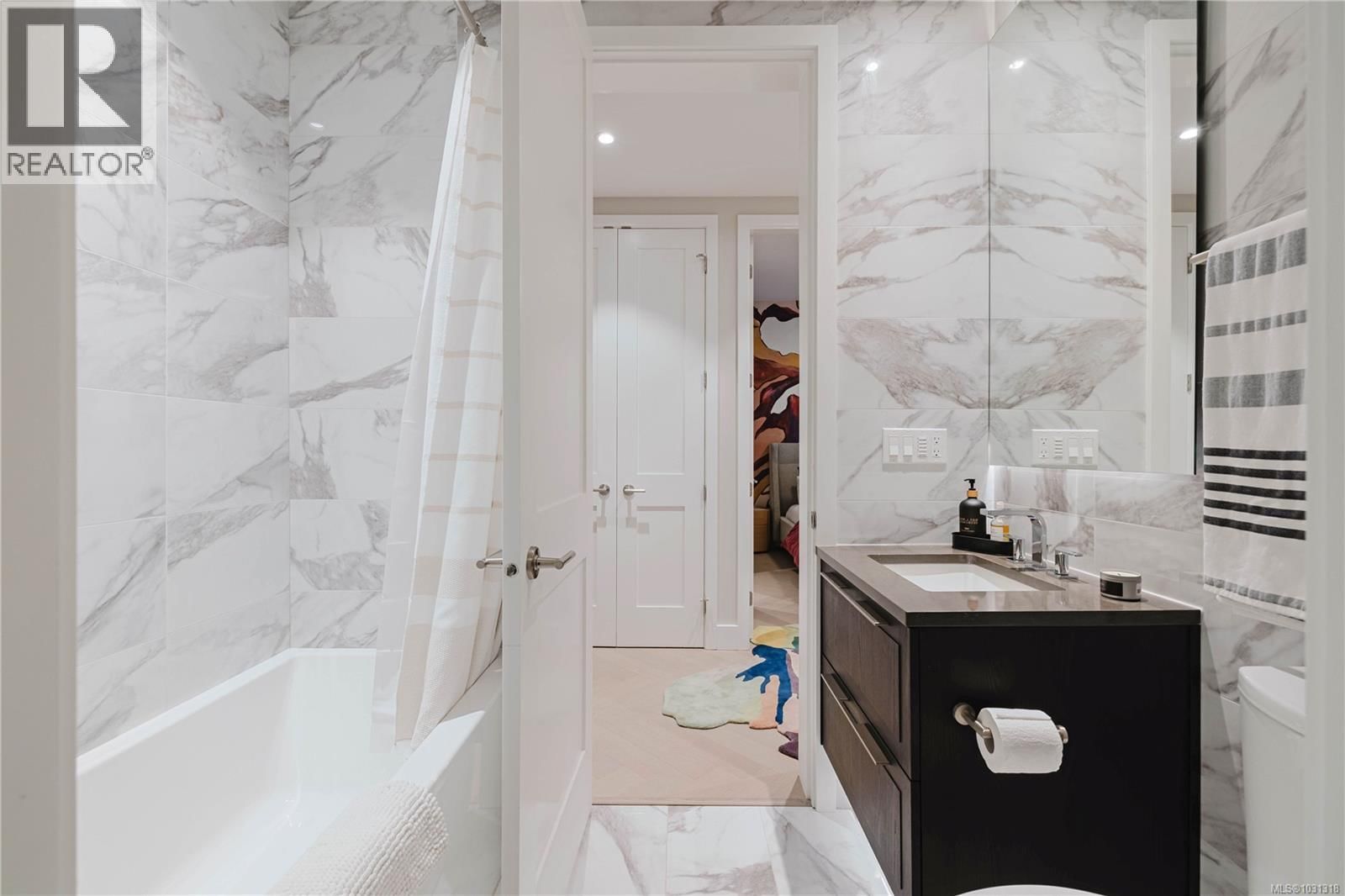 207 - 427 LAMPSON STREET Image 32