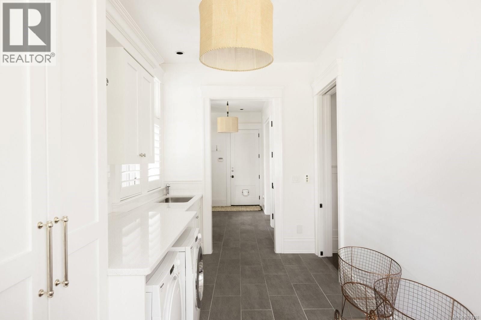 2545 LANSDOWNE ROAD Image 34