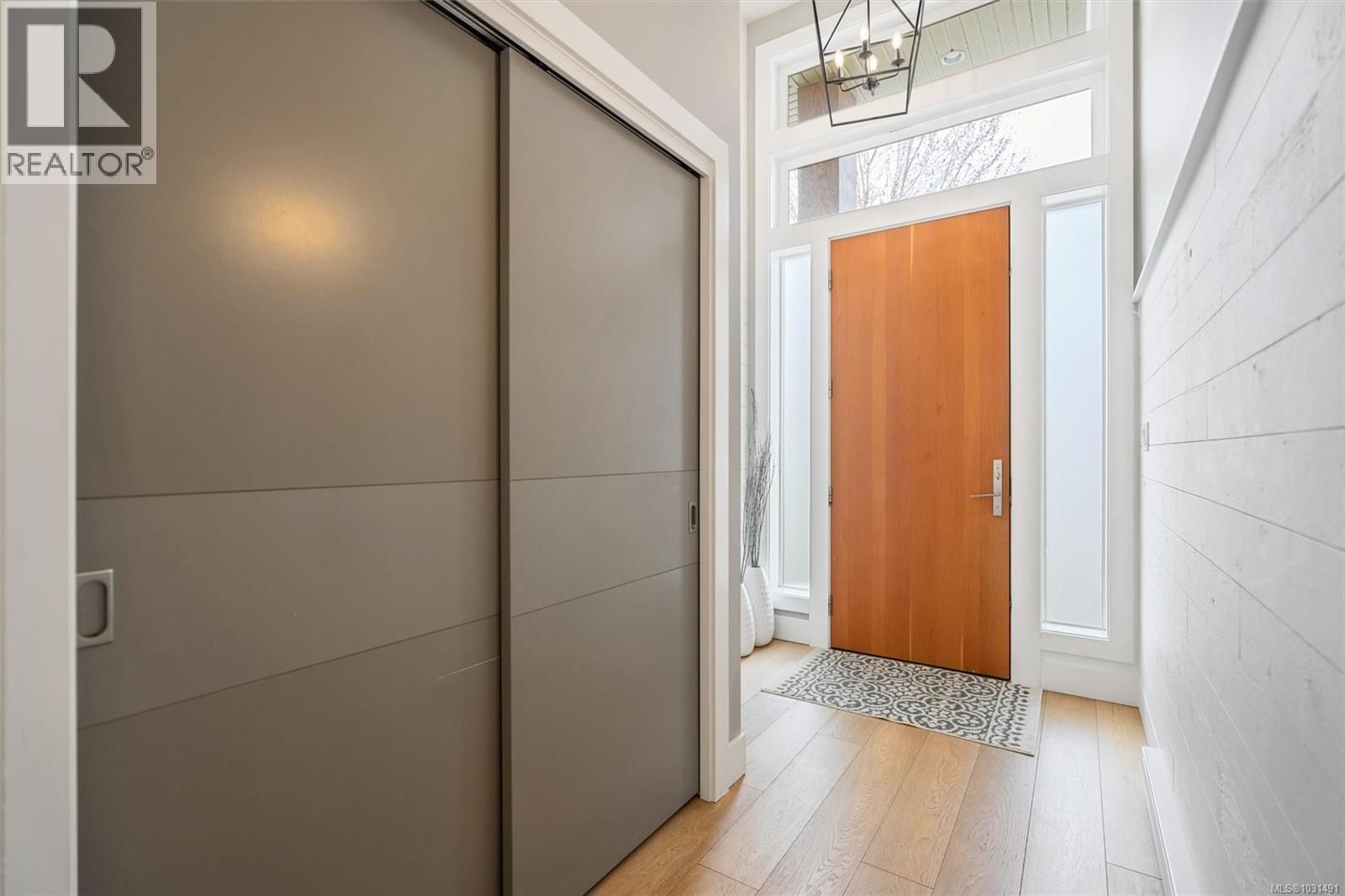 433 REGENCY PLACE Image 2