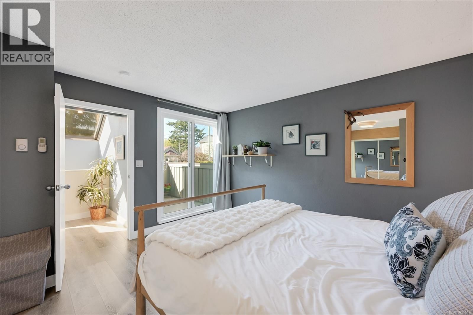 1294 DENMAN STREET Image 42