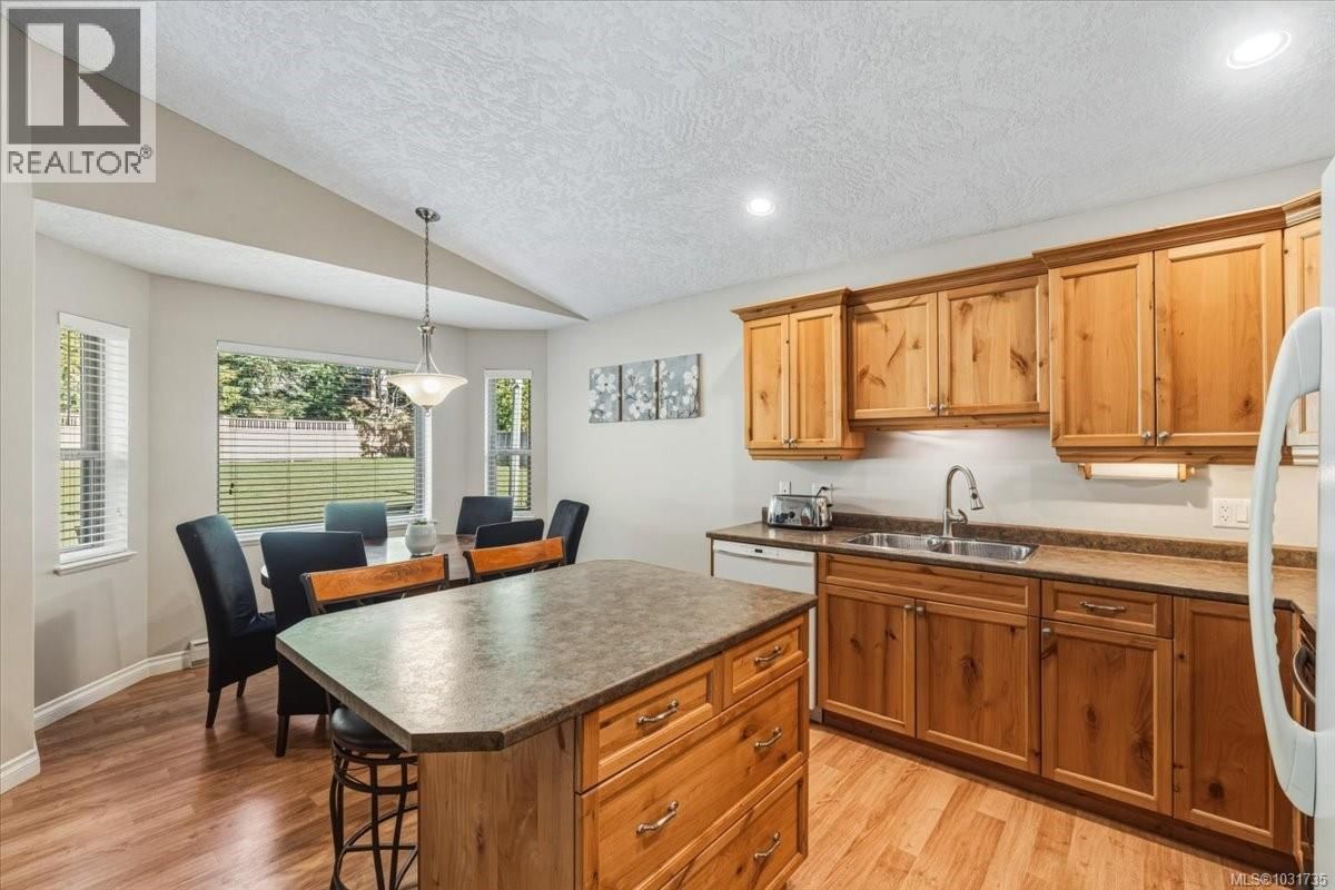 1765 Cameron Crescent property photo