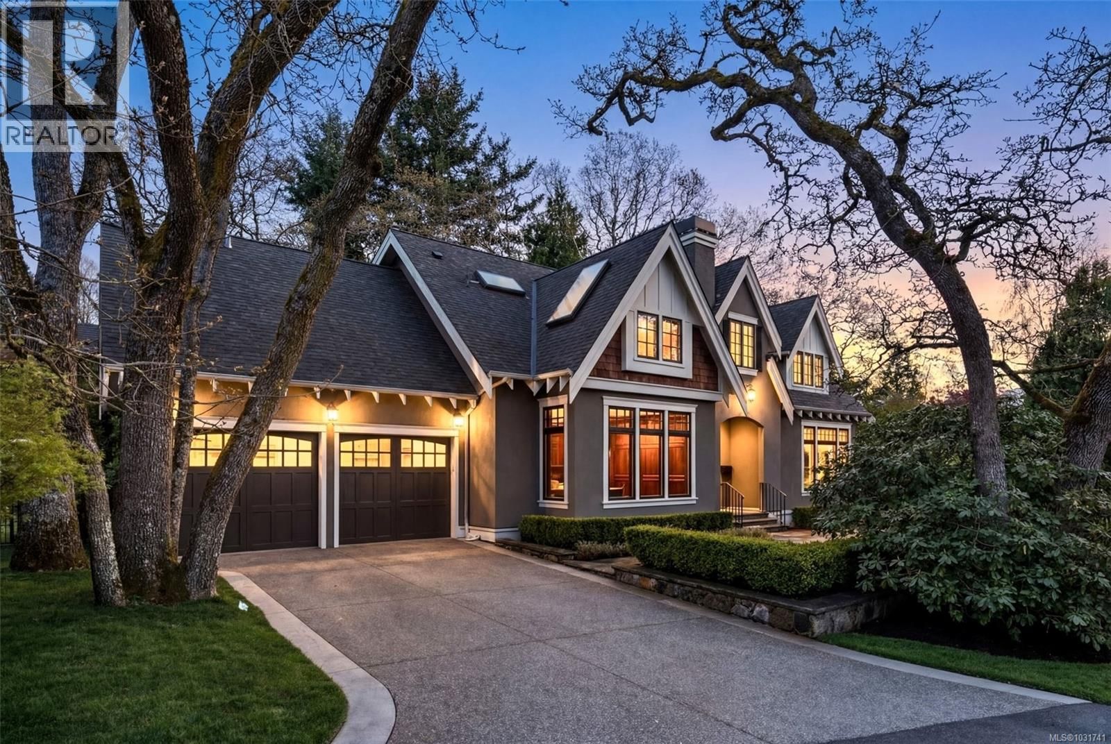 2096 Falkland Place, Oak Bay, British Columbia V8S 4M5