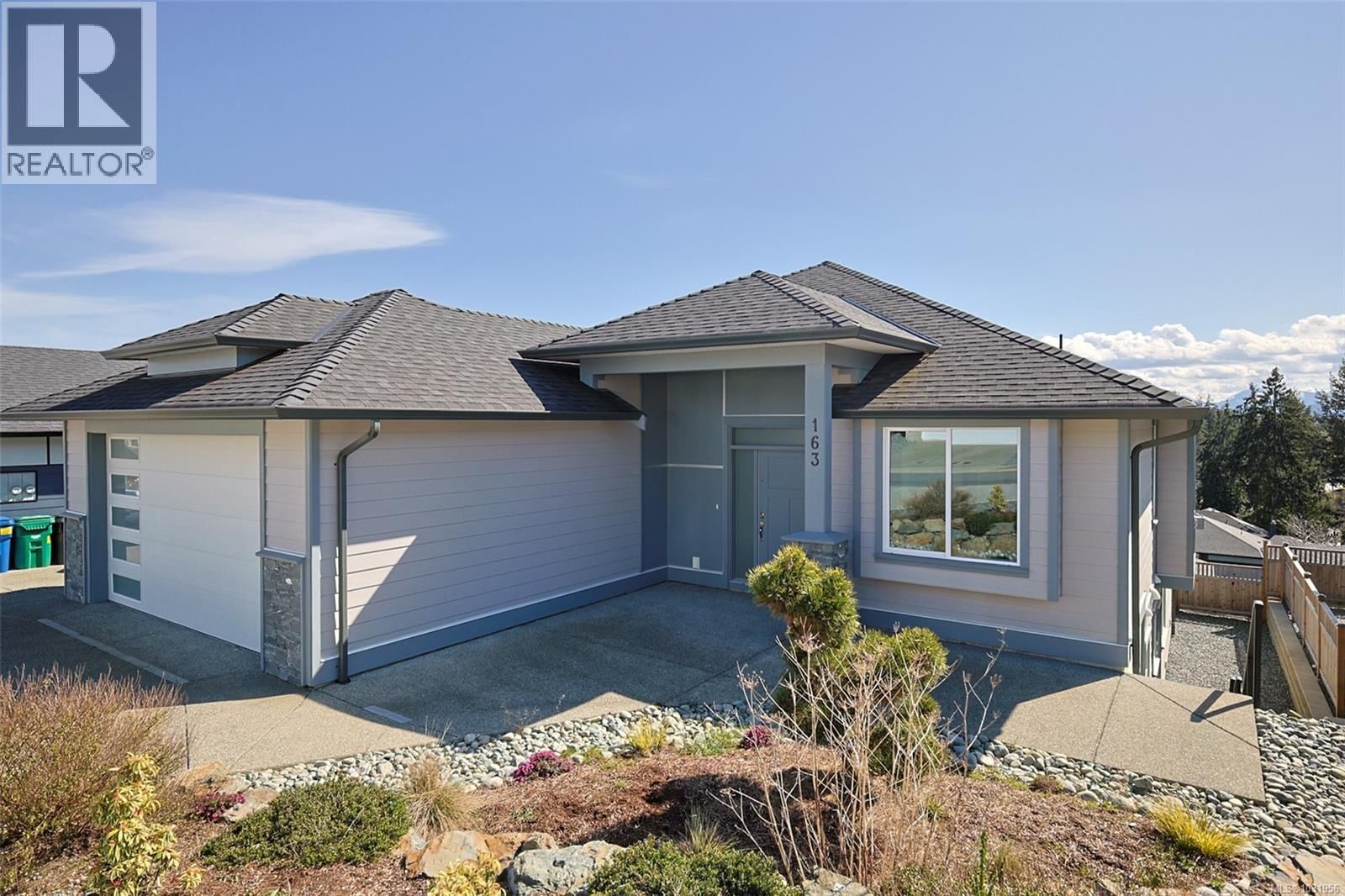163 Golden Oaks Crescent property photo