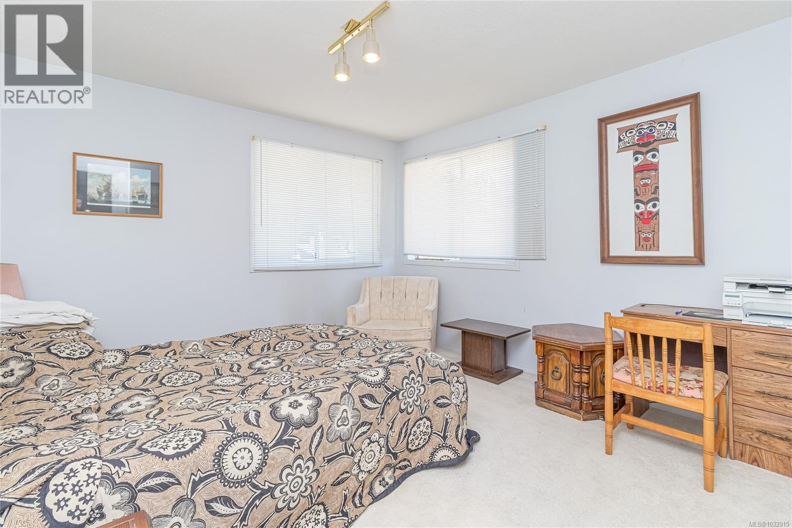 9975 Victoria Road property photo