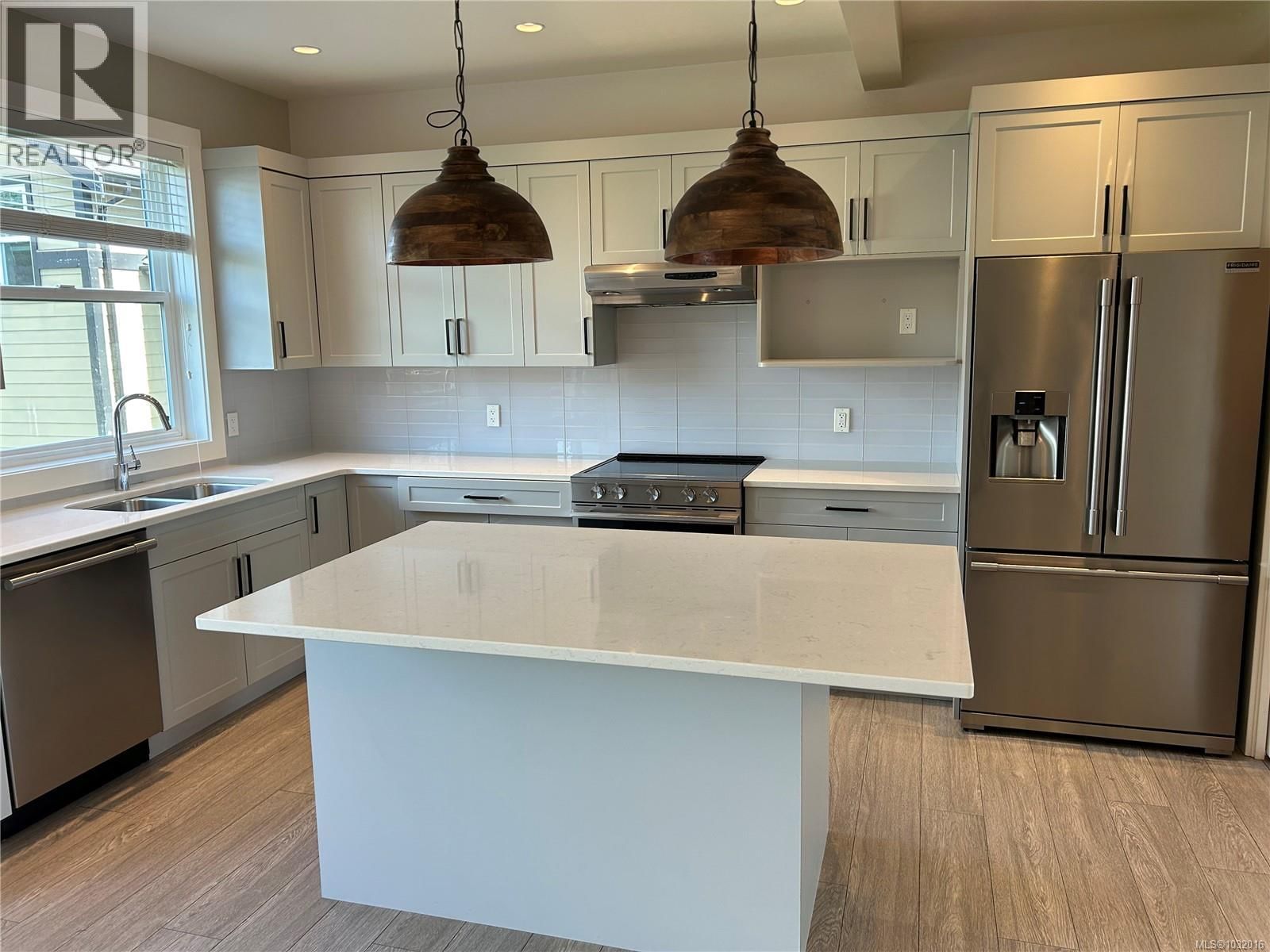 6568 FELDERHOF ROAD Image 10