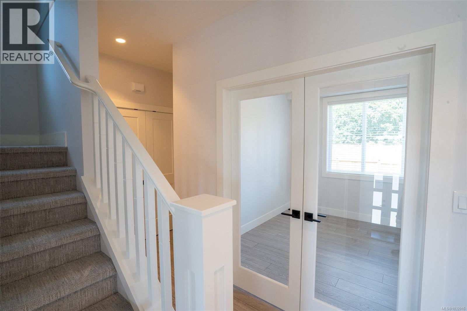 6568 FELDERHOF ROAD Image 12