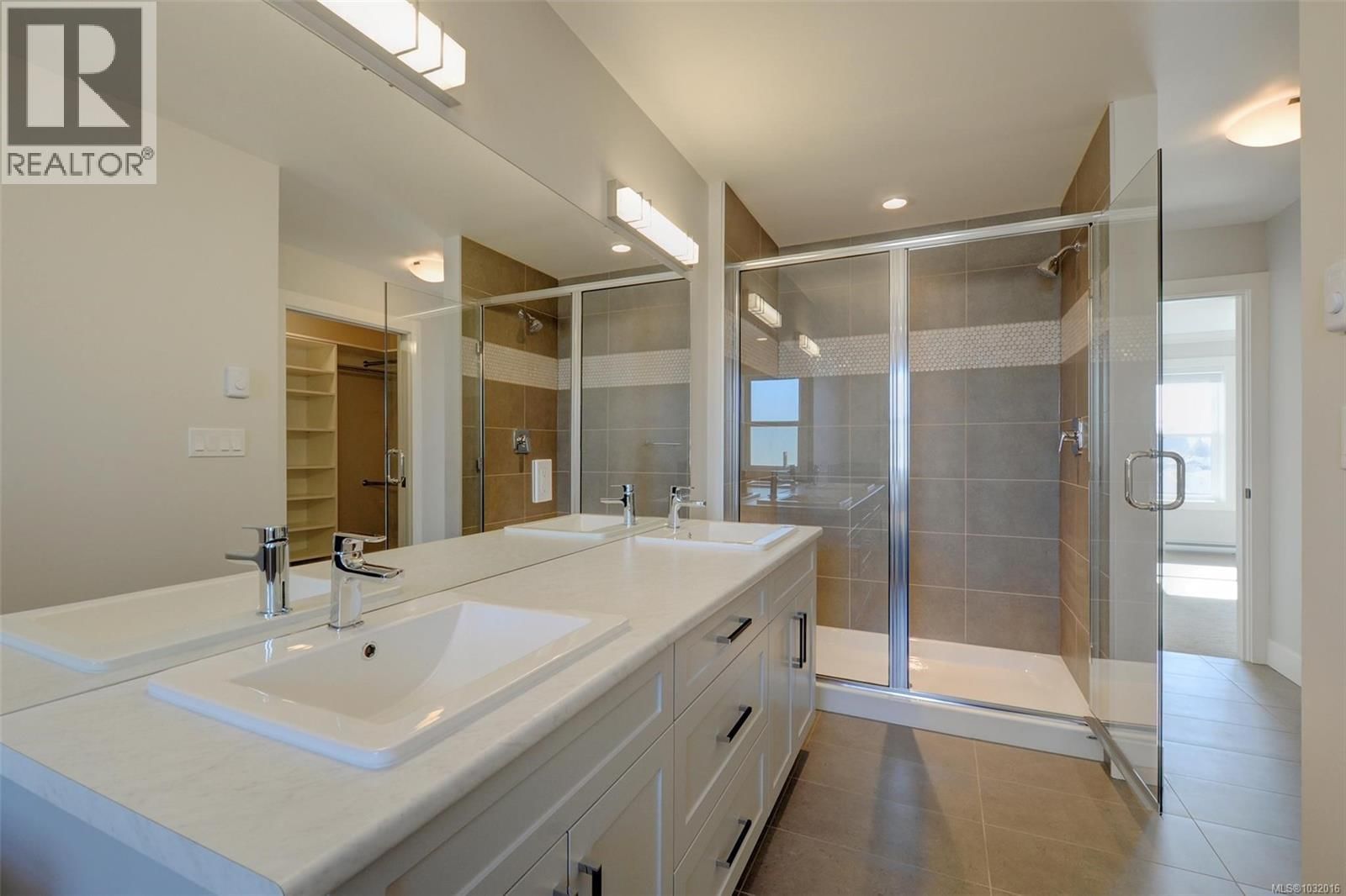 6568 FELDERHOF ROAD Image 14