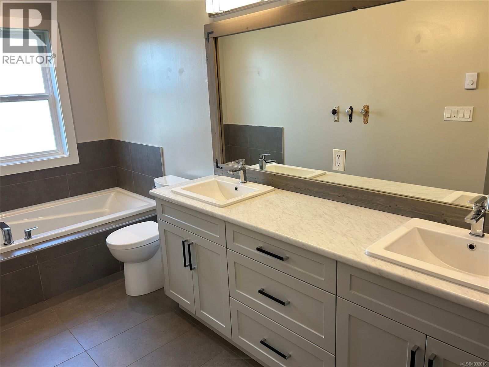 6568 FELDERHOF ROAD Image 15