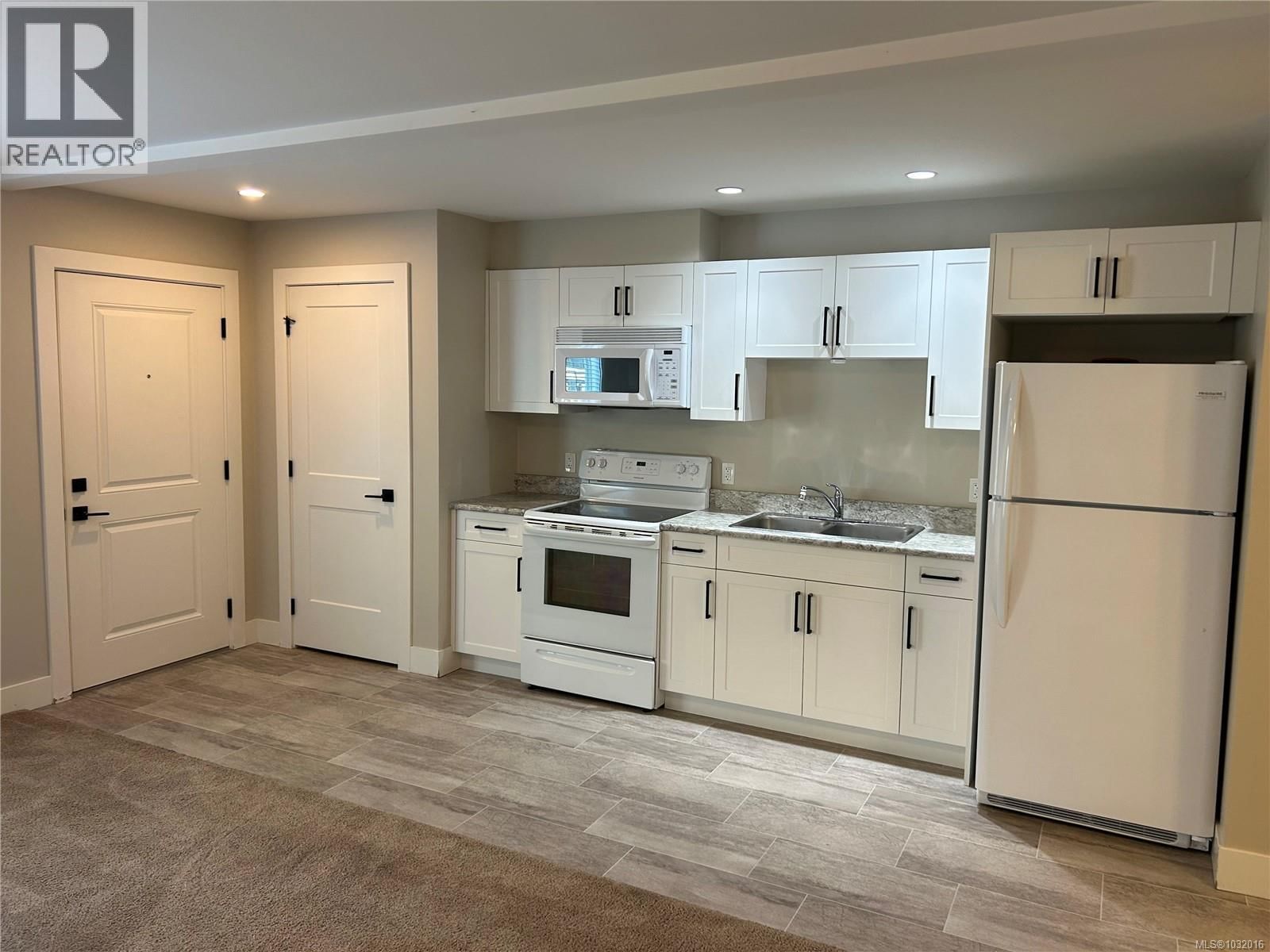 6568 FELDERHOF ROAD Image 30