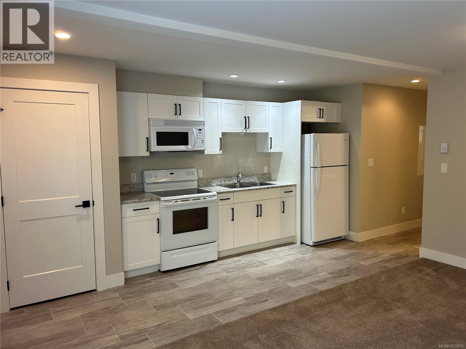 6568 FELDERHOF ROAD Image 31