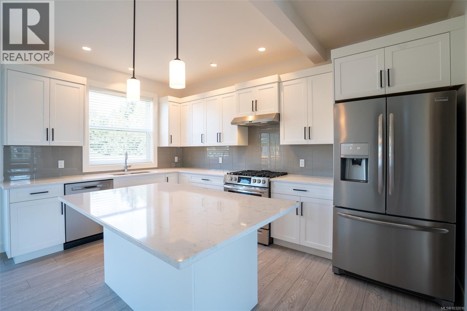 6568 FELDERHOF ROAD Image 8