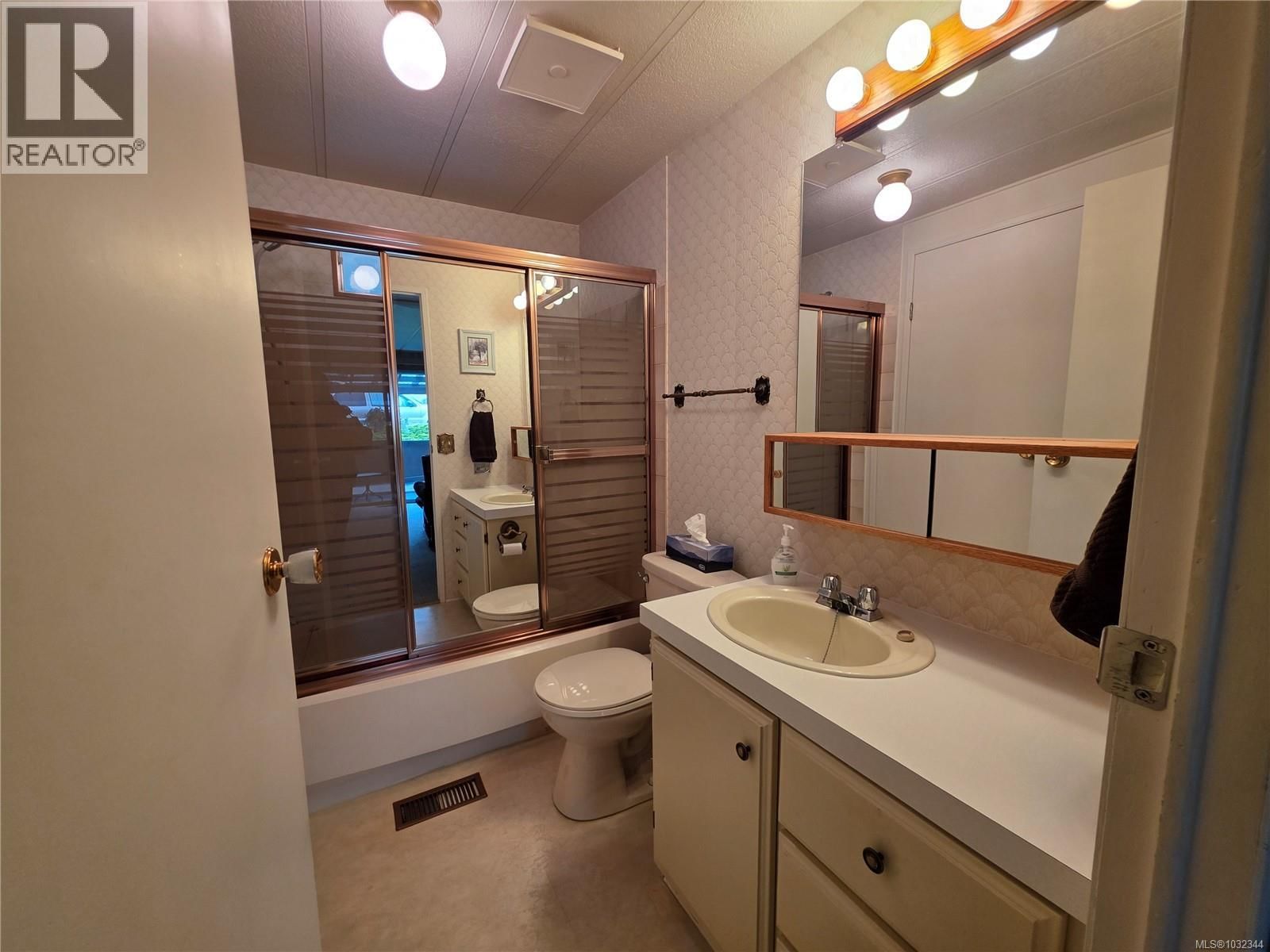 13 - 4935 BROUGHTON STREET Image 10