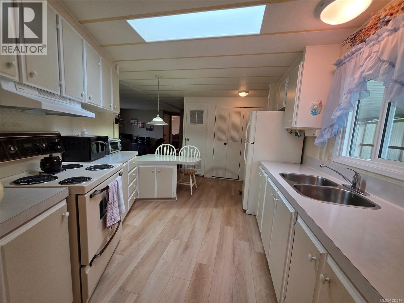 13 - 4935 BROUGHTON STREET Image 3