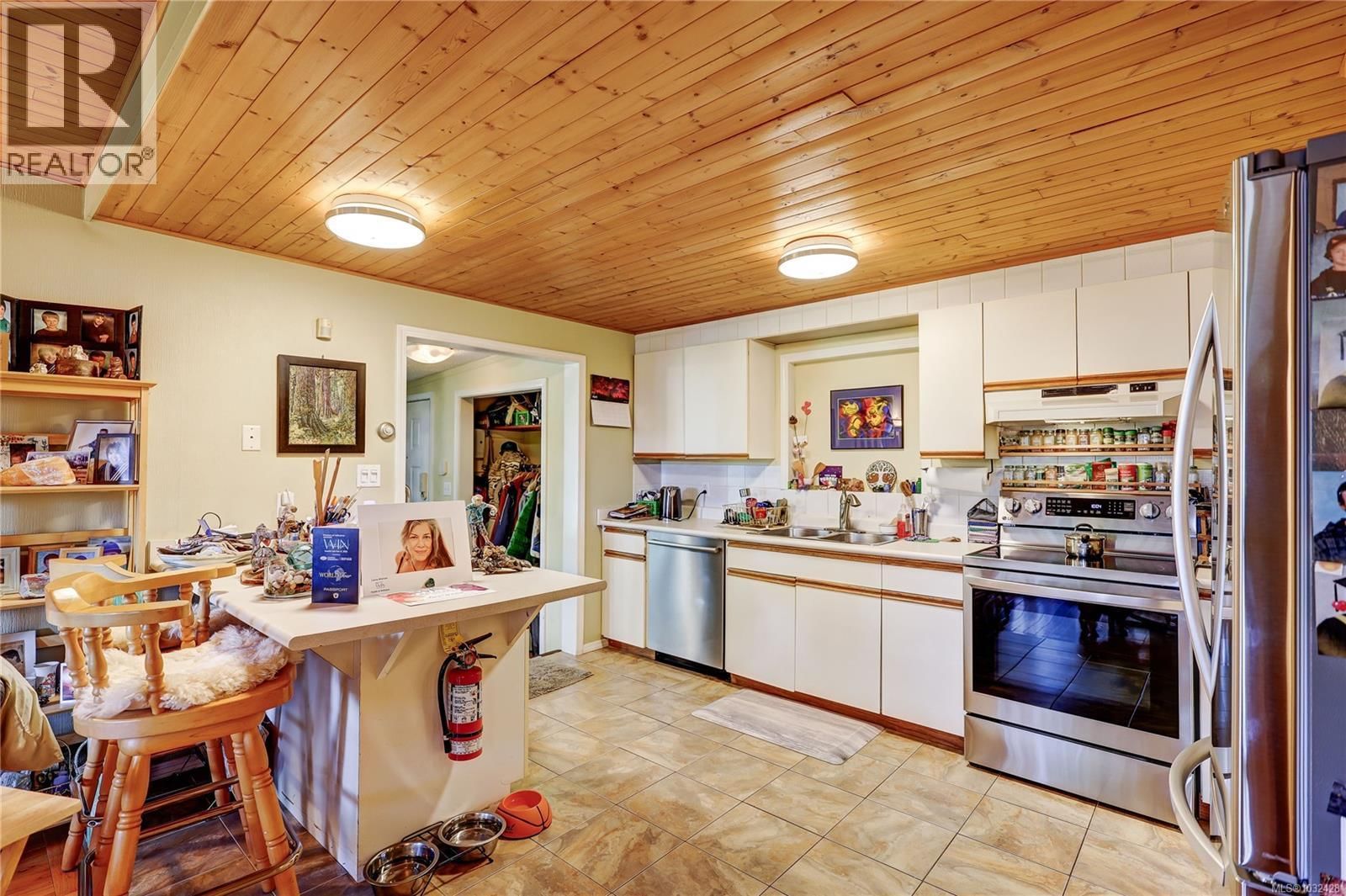 525 PIONEER CRESCENT Image 10