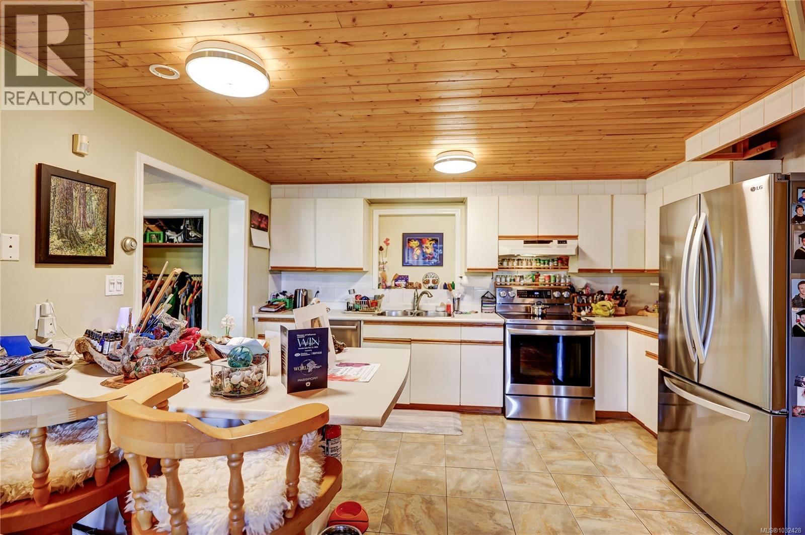 525 PIONEER CRESCENT Image 11