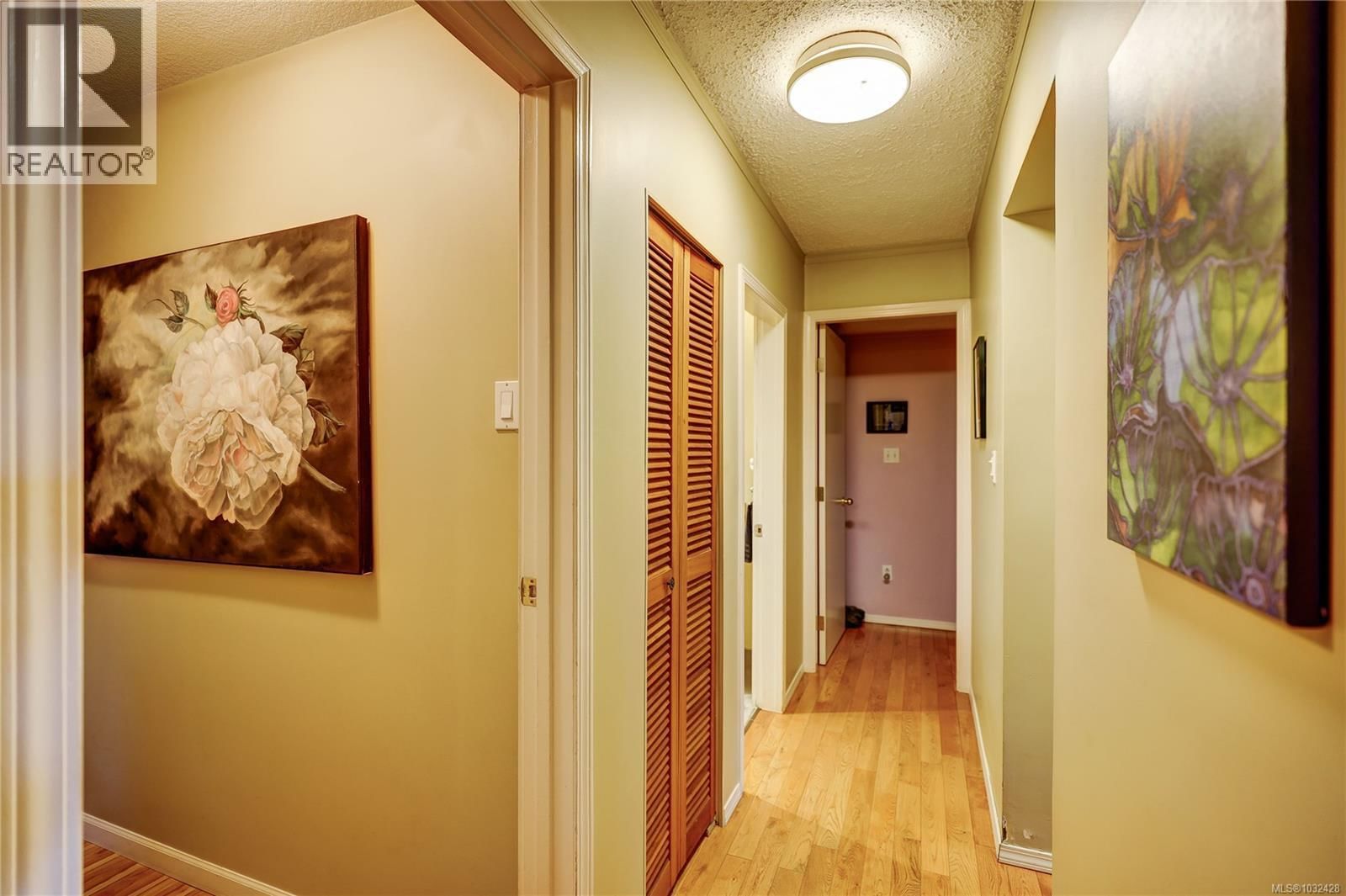 525 PIONEER CRESCENT Image 12