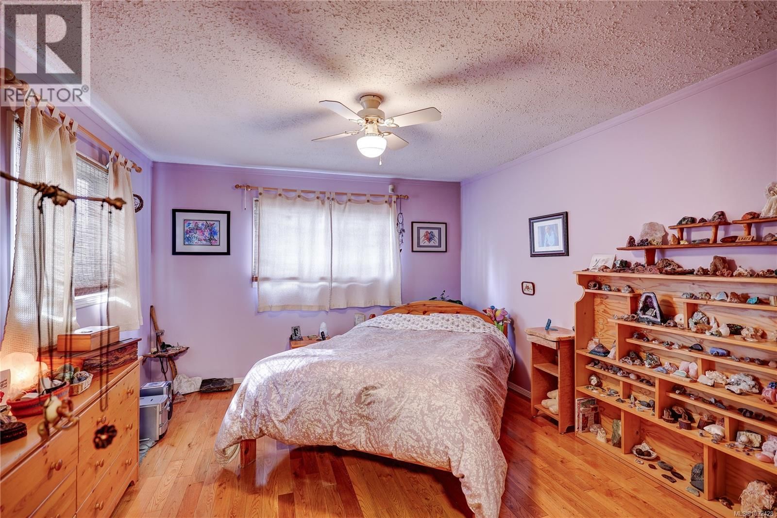 525 PIONEER CRESCENT Image 16