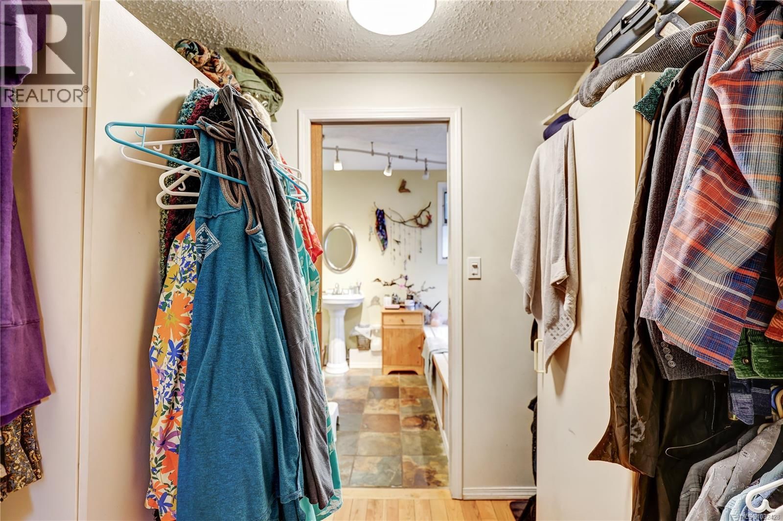 525 PIONEER CRESCENT Image 17