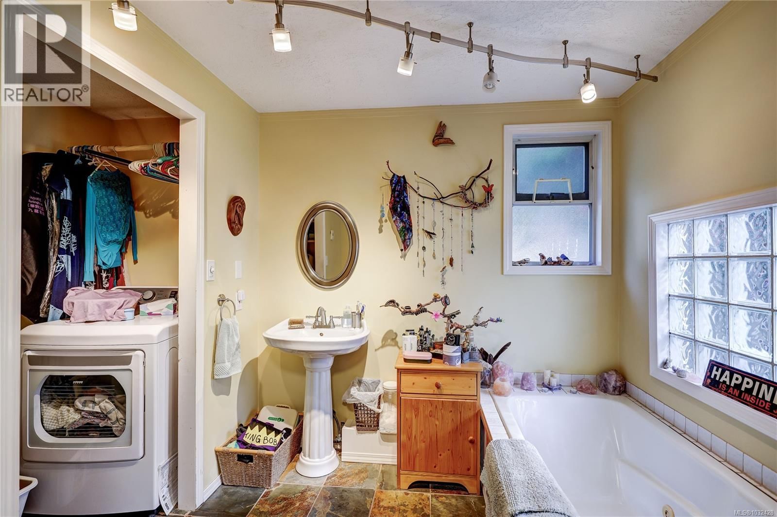 525 PIONEER CRESCENT Image 18