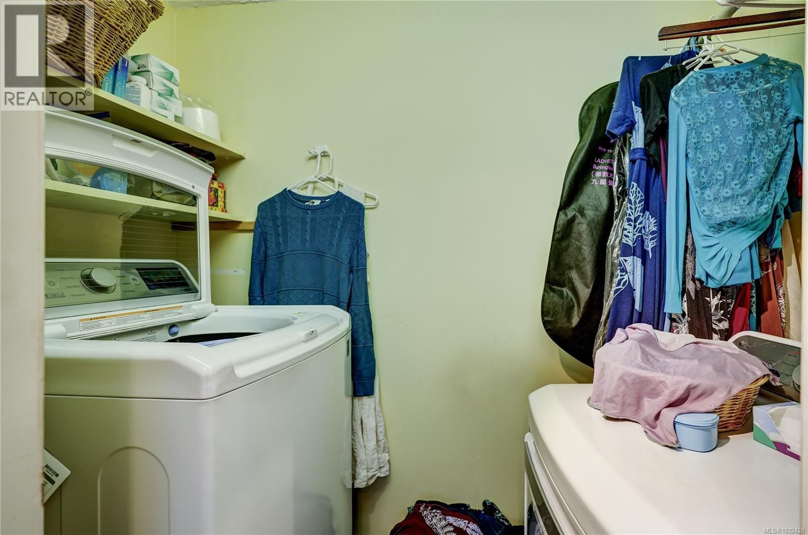 525 PIONEER CRESCENT Image 19