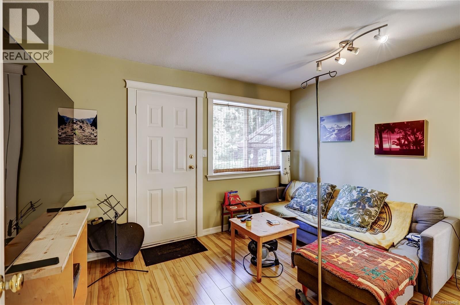 525 PIONEER CRESCENT Image 23