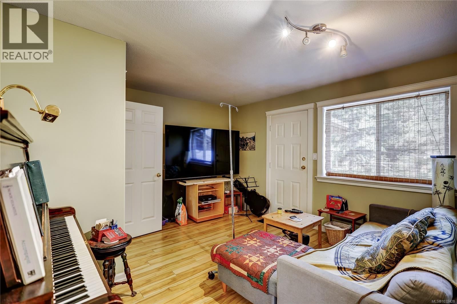 525 PIONEER CRESCENT Image 24