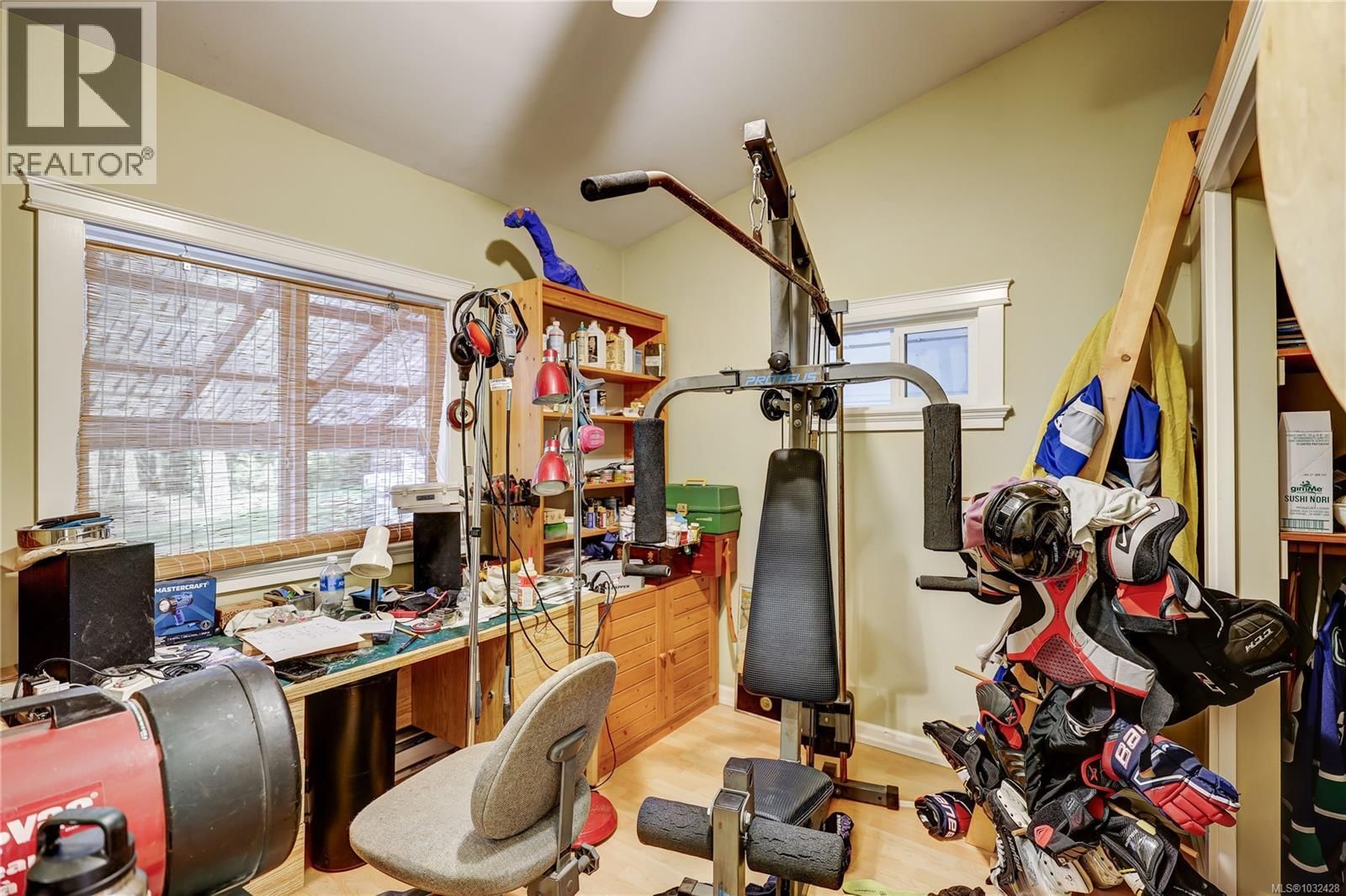 525 PIONEER CRESCENT Image 25