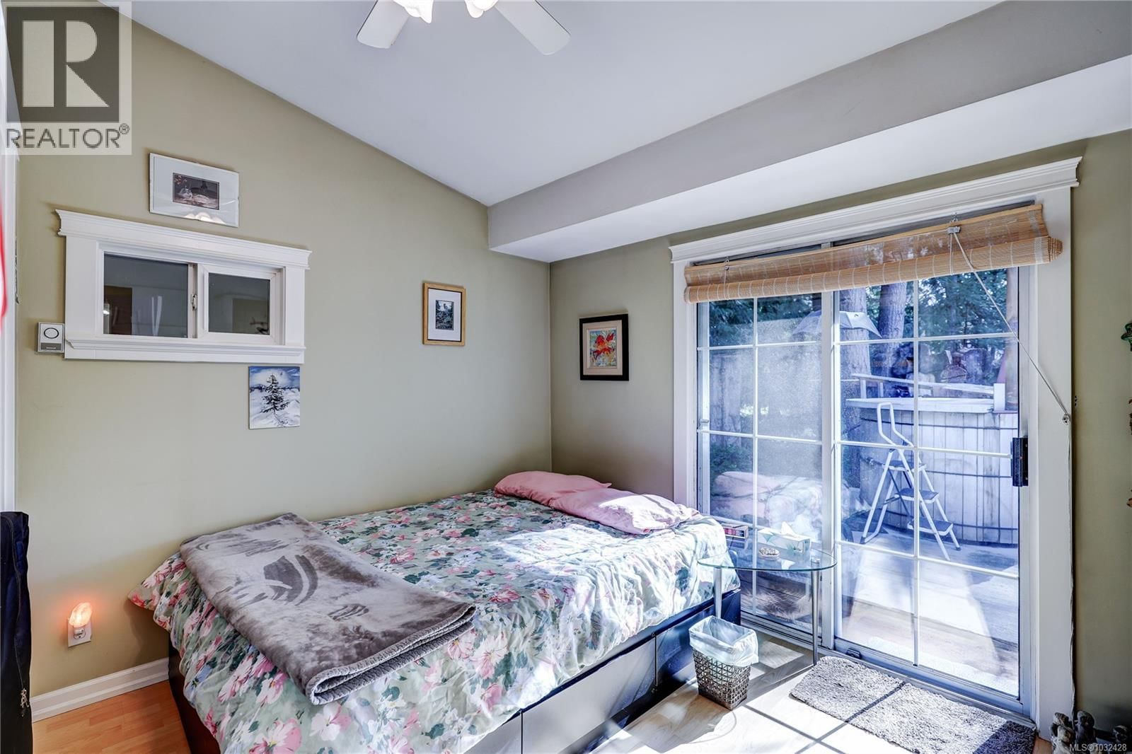 525 PIONEER CRESCENT Image 26