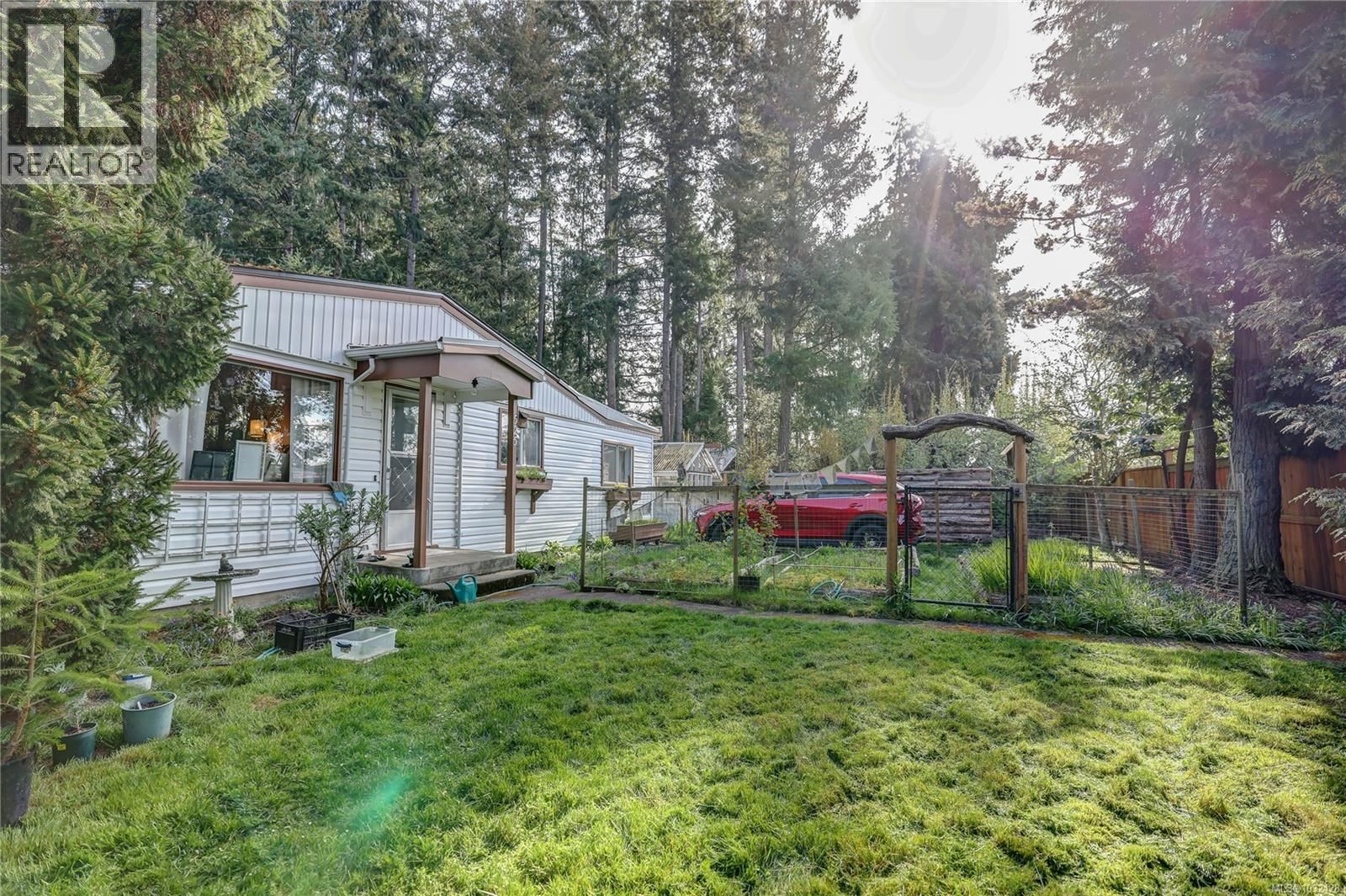 525 PIONEER CRESCENT Image 27