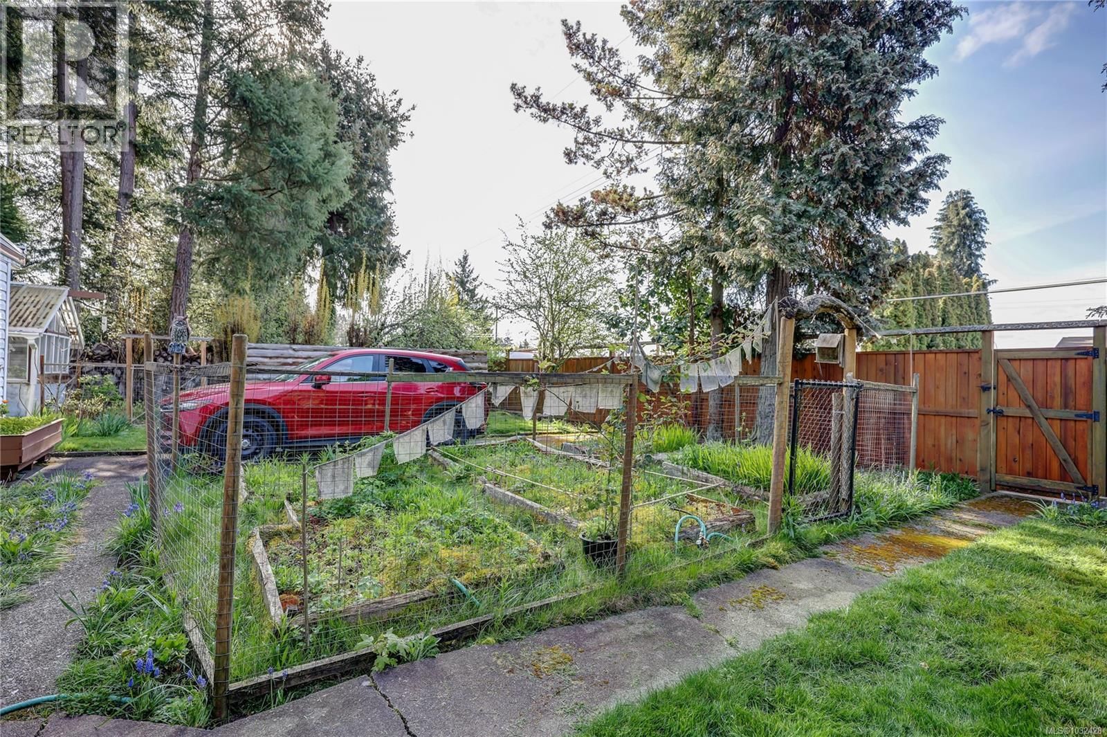 525 PIONEER CRESCENT Image 28