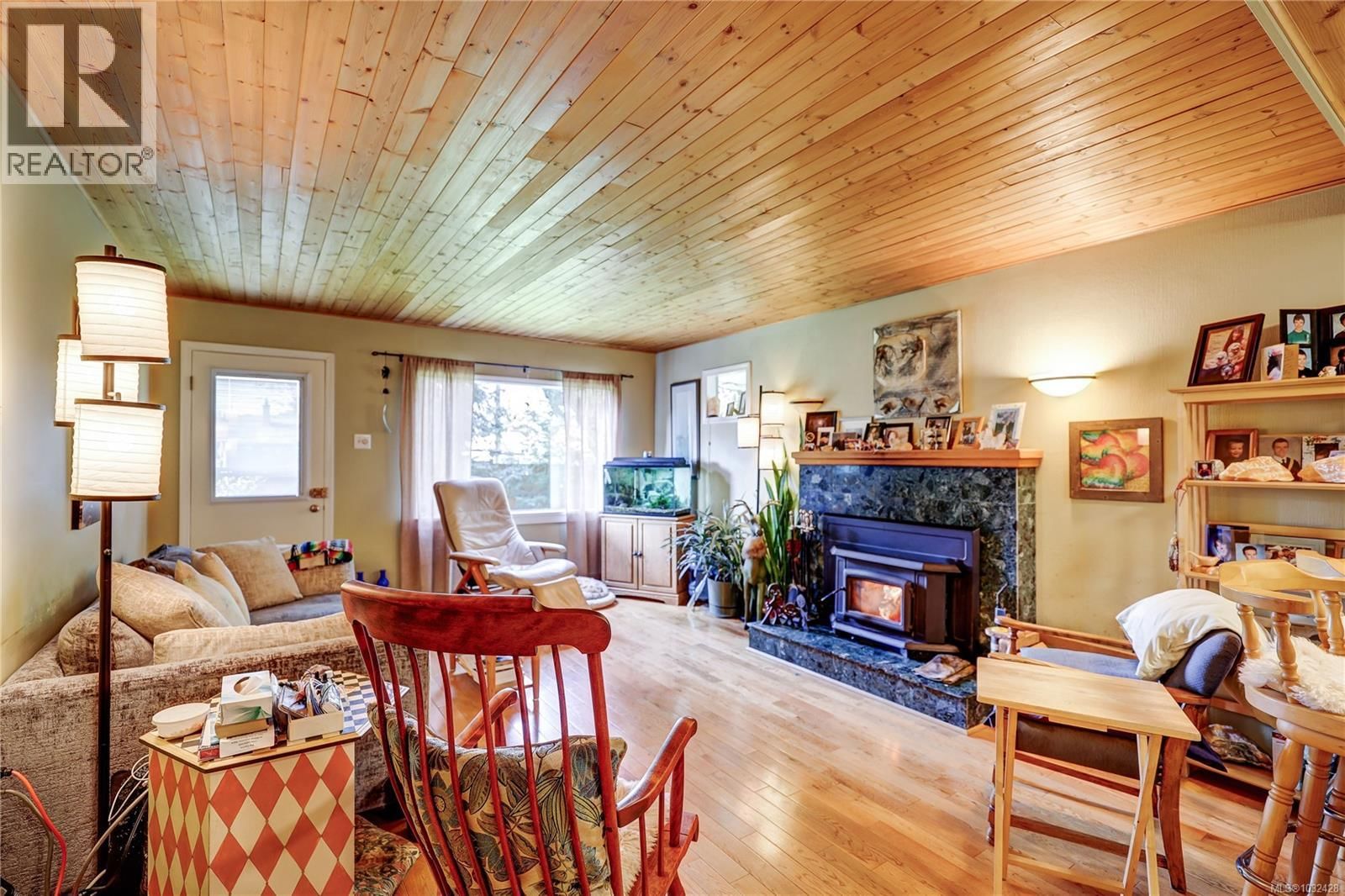 525 PIONEER CRESCENT Image 3