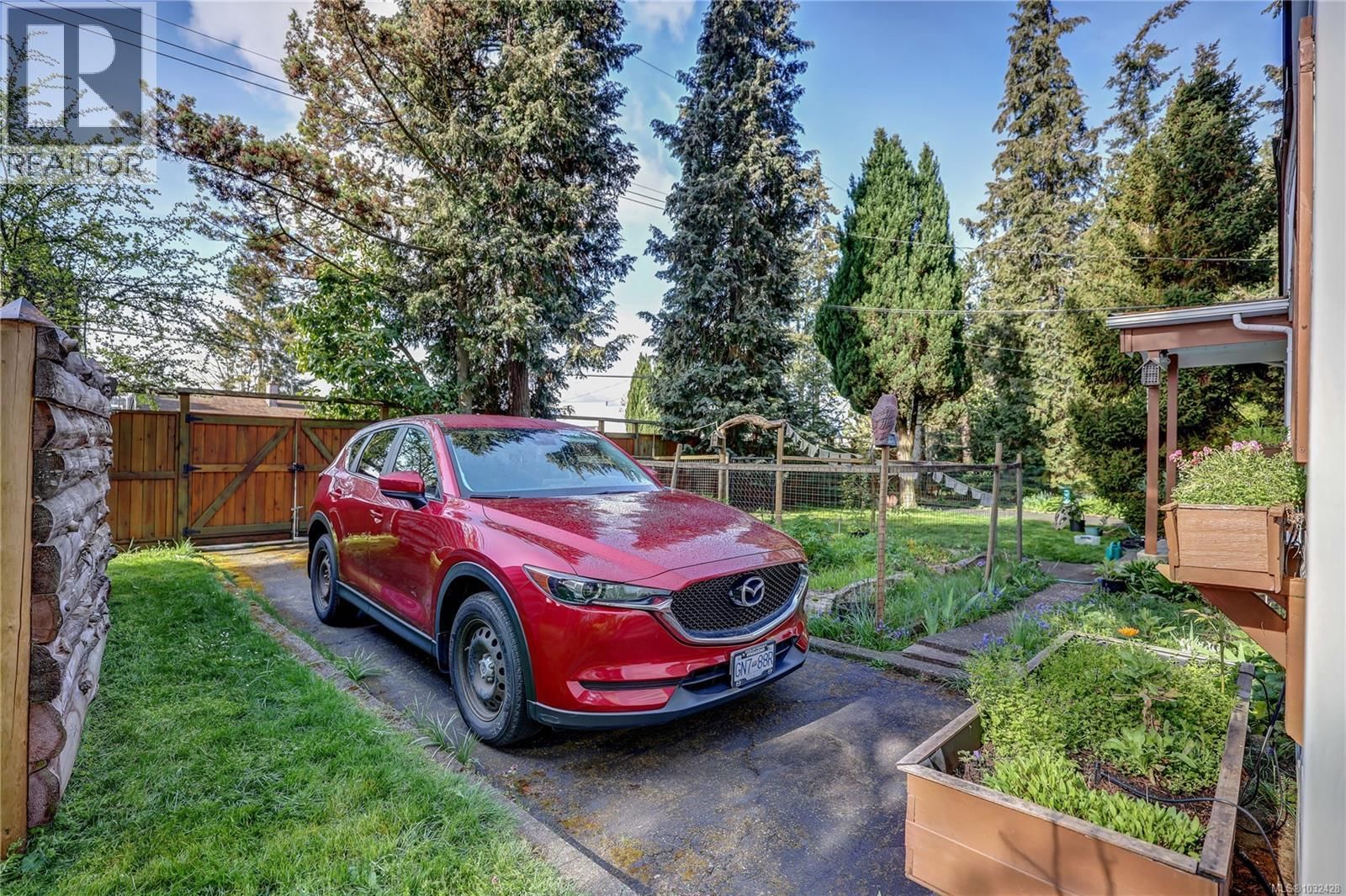 525 PIONEER CRESCENT Image 30