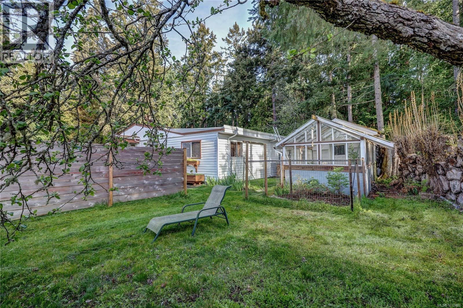 525 PIONEER CRESCENT Image 32