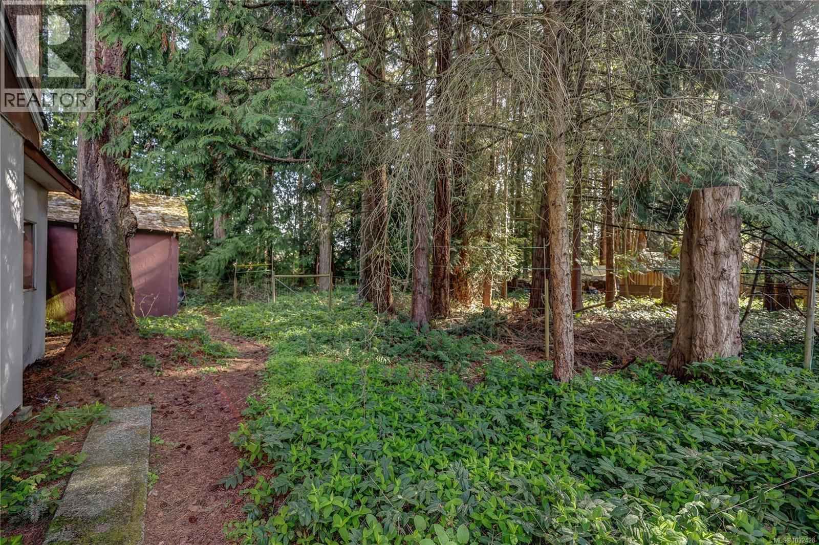 525 PIONEER CRESCENT Image 35