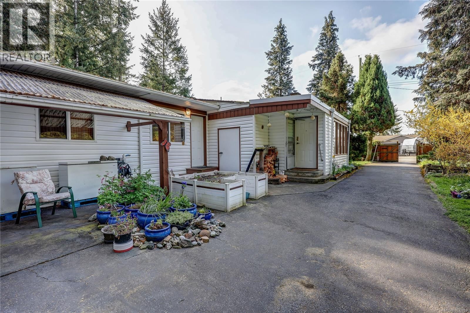 525 PIONEER CRESCENT Image 46