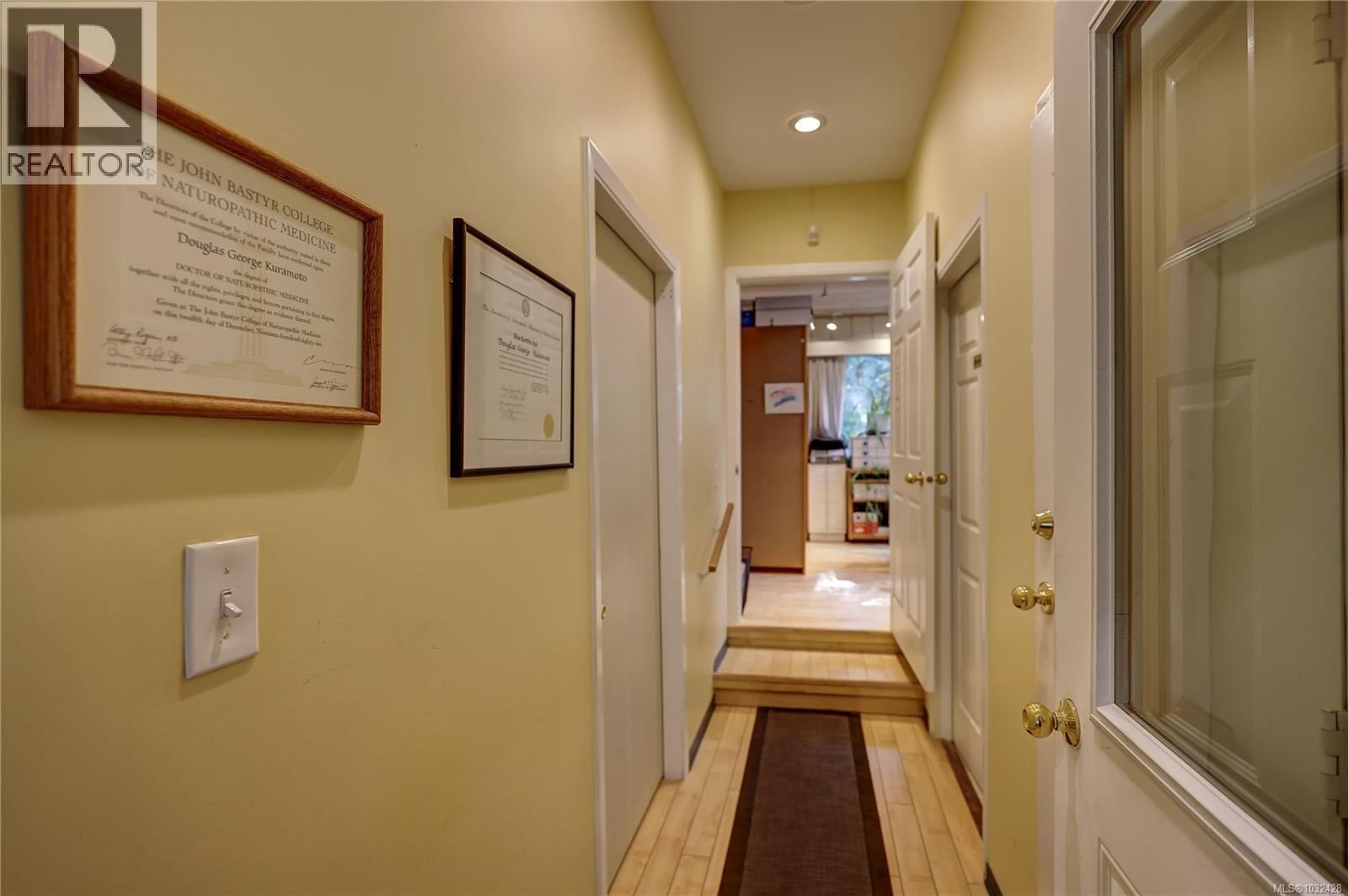 525 PIONEER CRESCENT Image 49