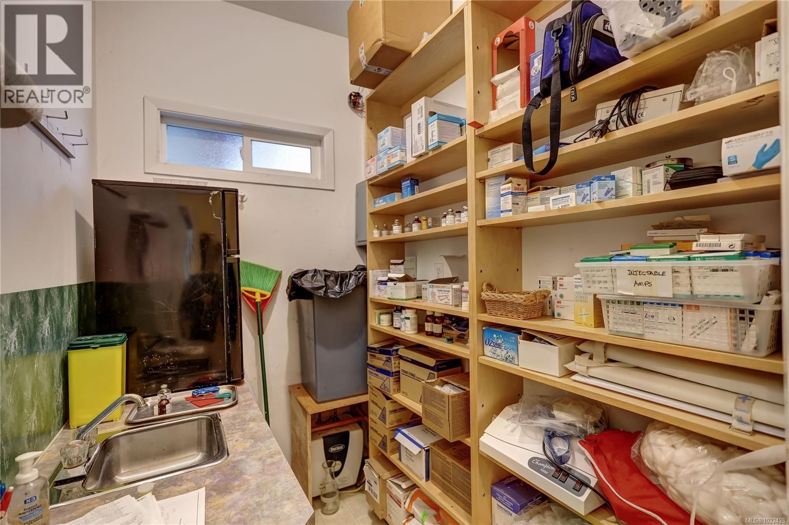 525 PIONEER CRESCENT Image 52