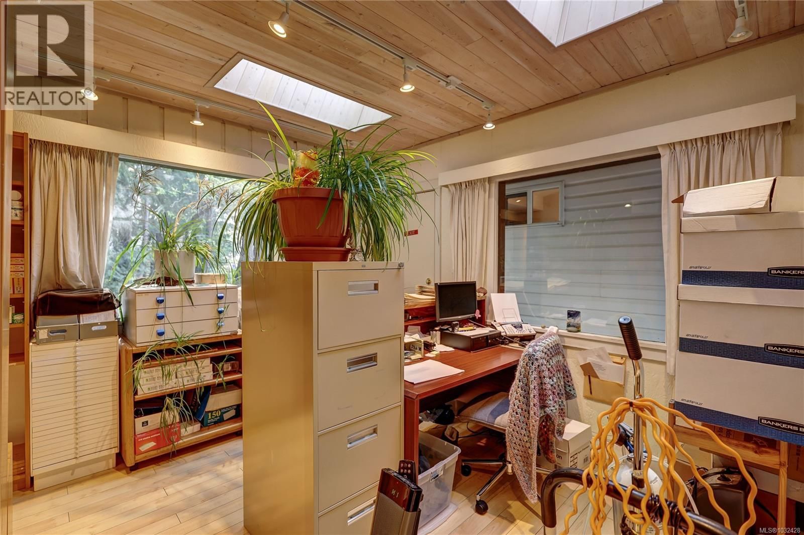 525 PIONEER CRESCENT Image 54