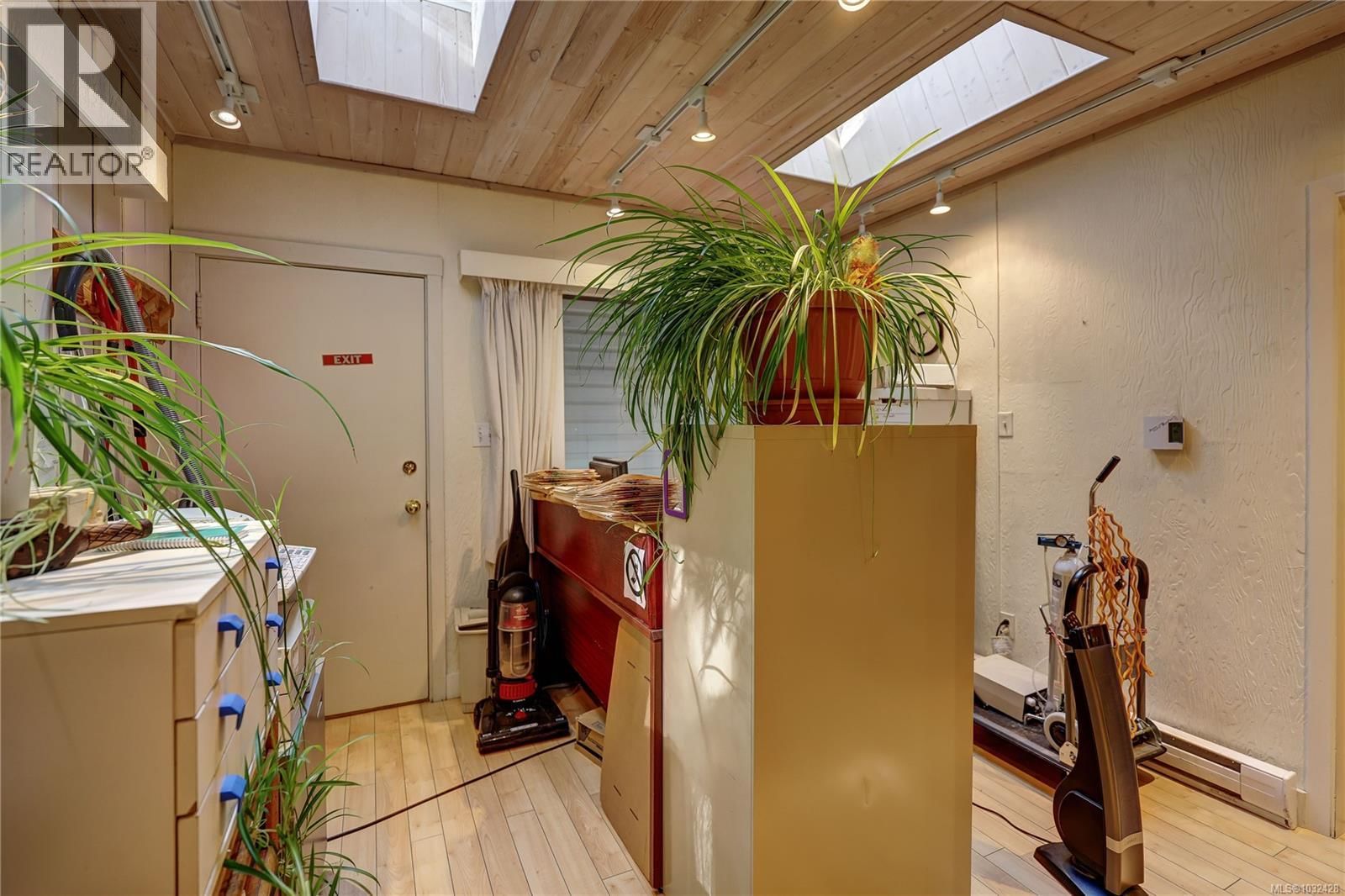 525 PIONEER CRESCENT Image 55