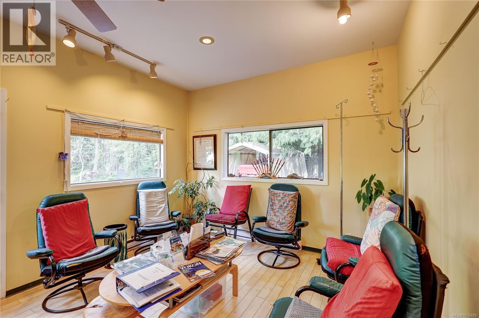 525 PIONEER CRESCENT Image 60