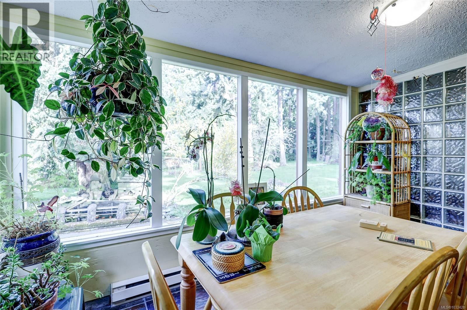 525 PIONEER CRESCENT Image 7